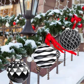 6''/150mm Large Christmas Ball Ornaments, 4Pcs Christmas Tree Decor, Shatterproof Hanging Decorations With Hooks, White & Silver Baubles For Xmas (Option: BlackWhite)